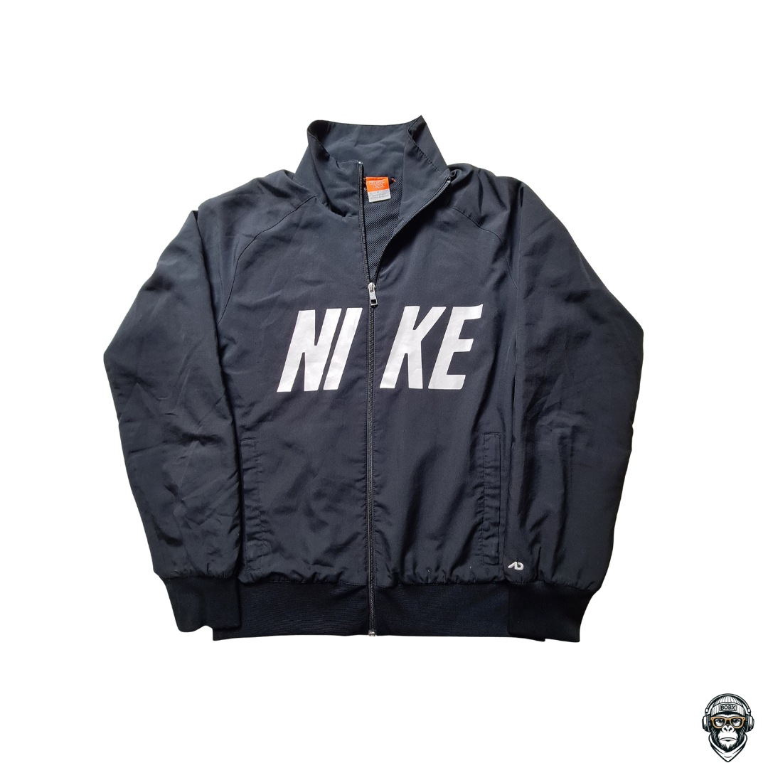 Schwarze Nike Athletic Dept. Track Jacket mit großem weißen NIKE-Frontprint, Swoosh auf der Rückseite, Größe M, Vintage 2000s-Stil.