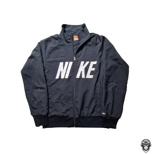 Schwarze Nike Athletic Dept. Track Jacket mit großem weißen NIKE-Frontprint, Swoosh auf der Rückseite, Größe M, Vintage 2000s-Stil.