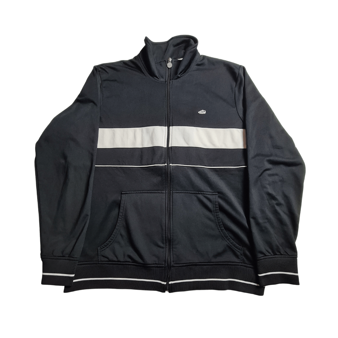 schwarze Trainingskjacke von Nike mit einem Sneaker Logo - mit weißem Streifen auf der Brust