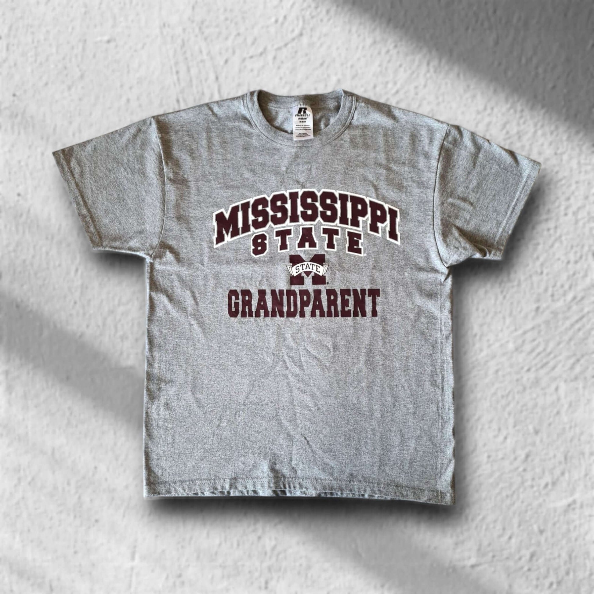 Frontansicht des grauen Russell T-Shirts mit Mississippi State Grandparent Print in Größe M – Vintage College Style