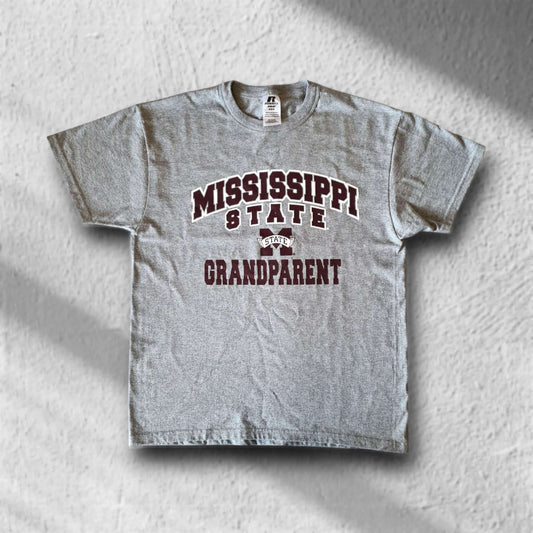 Frontansicht des grauen Russell T-Shirts mit Mississippi State Grandparent Print in Größe M – Vintage College Style