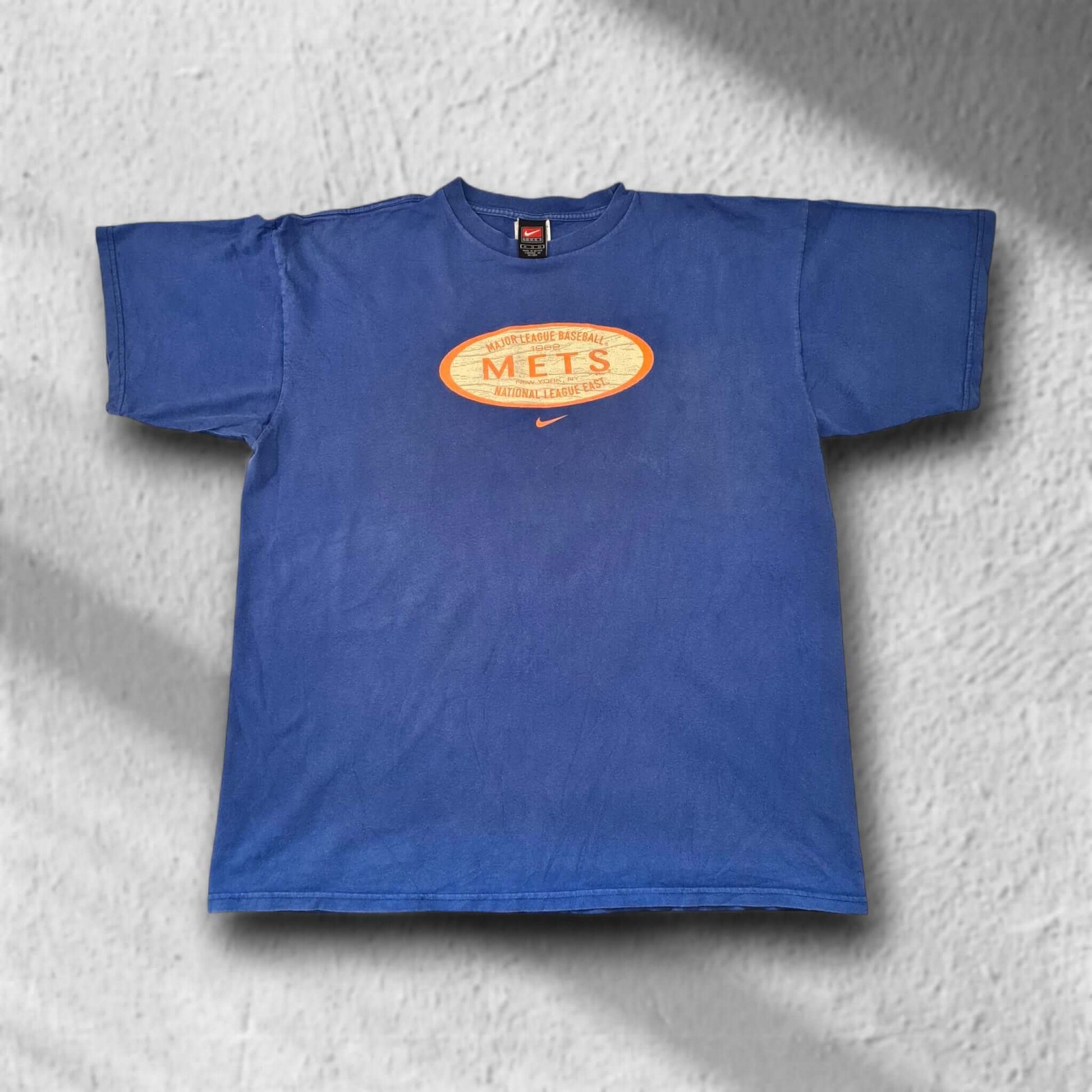 Vorderansicht des Nike New York Mets Vintage T-Shirts in Blau, Größe XL, mit orangem Logo-Print