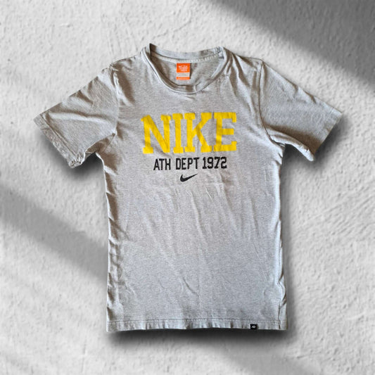 Nike T-Shirt in Grau mit gelbem „ATH DEPT 1972“-Print, Größe M – Vorderseite