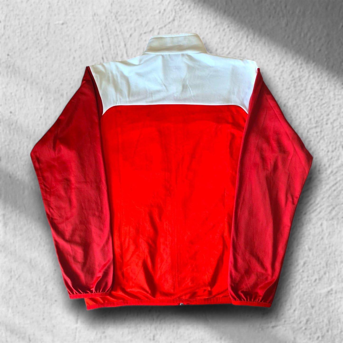 Rote Puma Trainingsjacke mit weißem Schulterbereich, Größe L – Rückseite