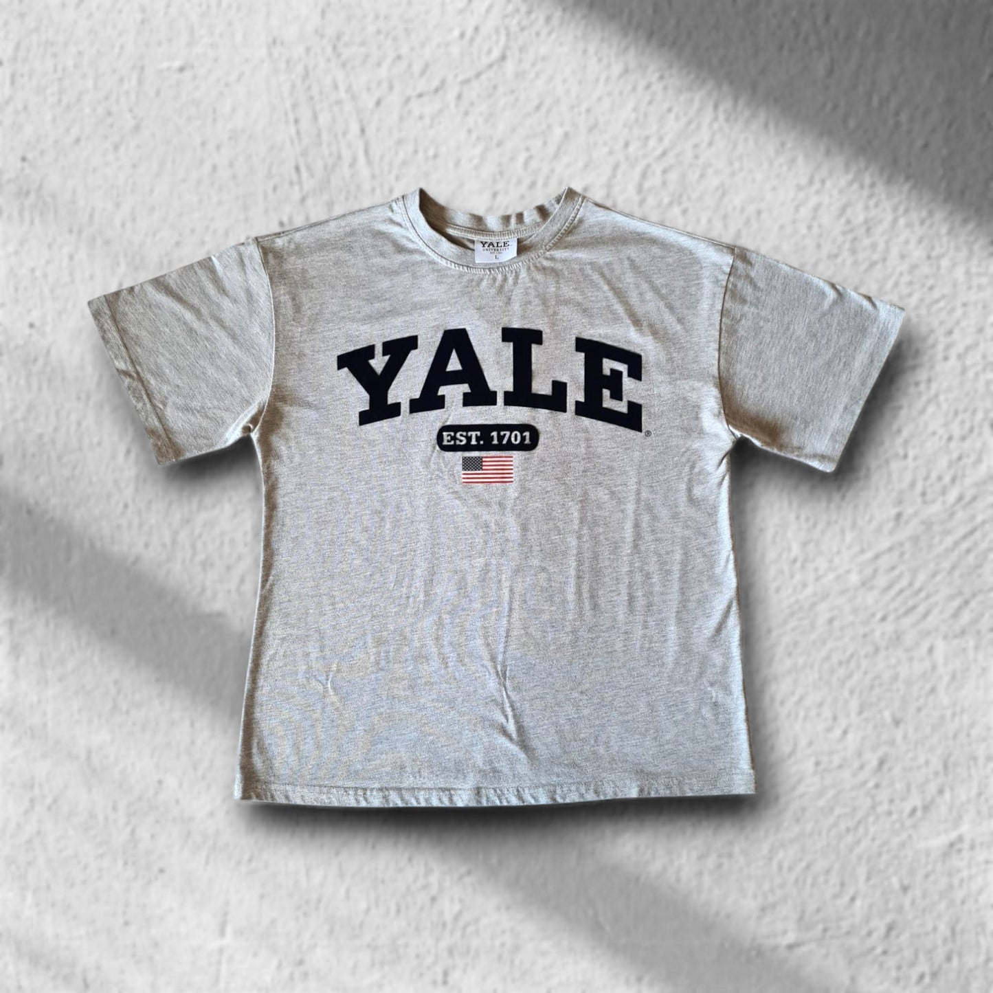Vorderseite eines grauen YALE T-Shirts mit EST. 1701 Print und US-Flagge, Größe L – Retro College Style