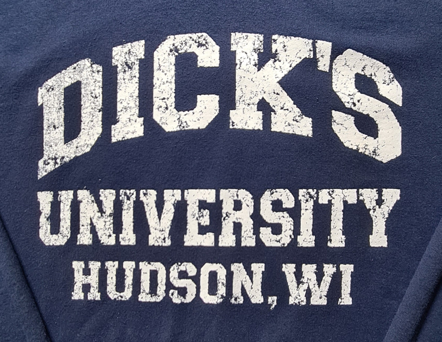 Nahaufnahme Frontprint Dick’s University Hudson WI auf blauem Hoodie – Gildan Heavy Blend