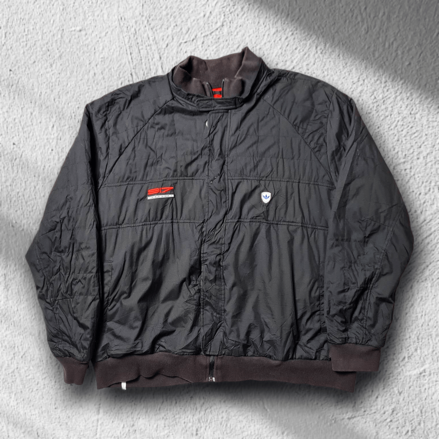 Vorderansicht der Adidas Porsche 917 Bomberjacke