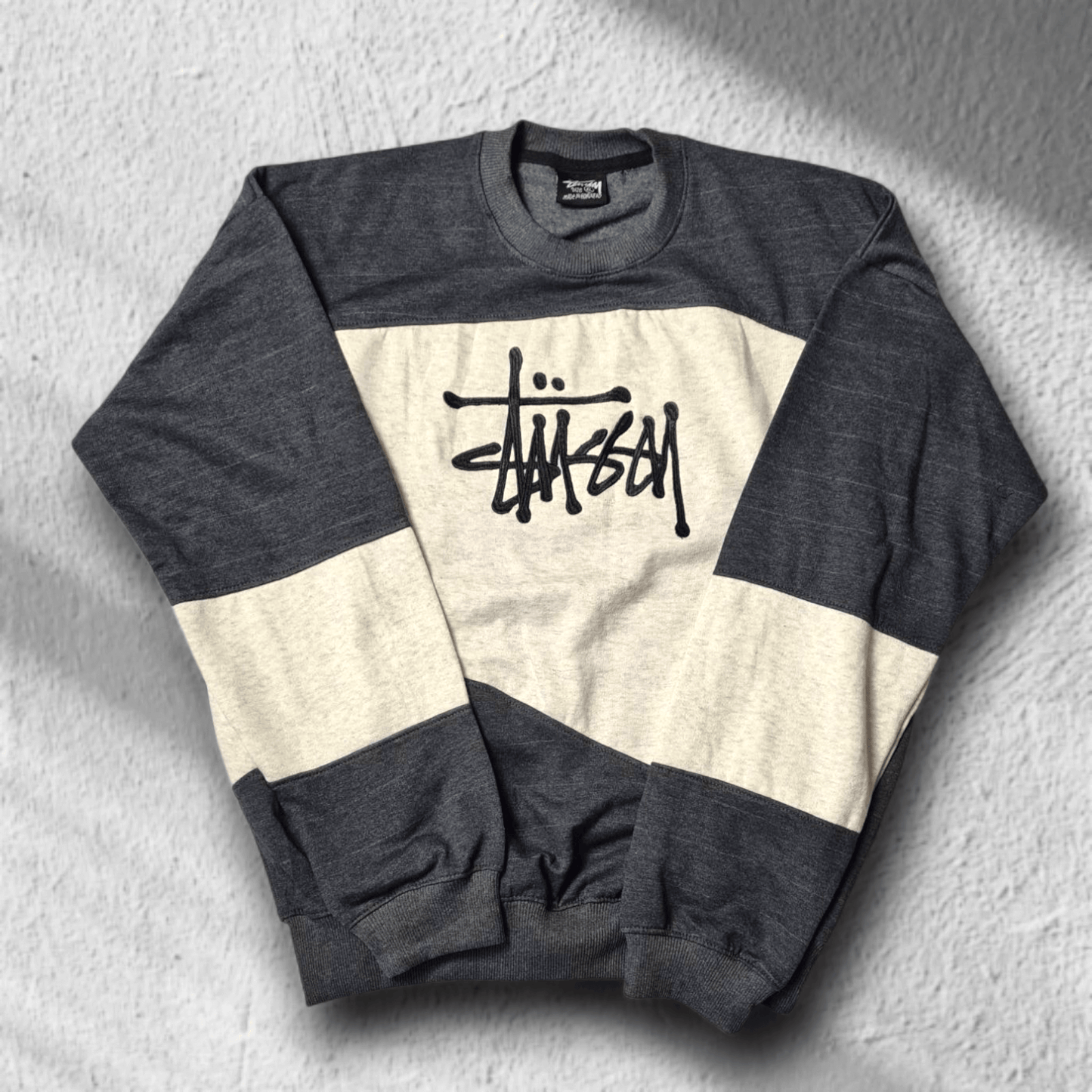 Stüssy inspired Rework Sweater – zweifarbig, gesticktes Tag-Logo (XL)