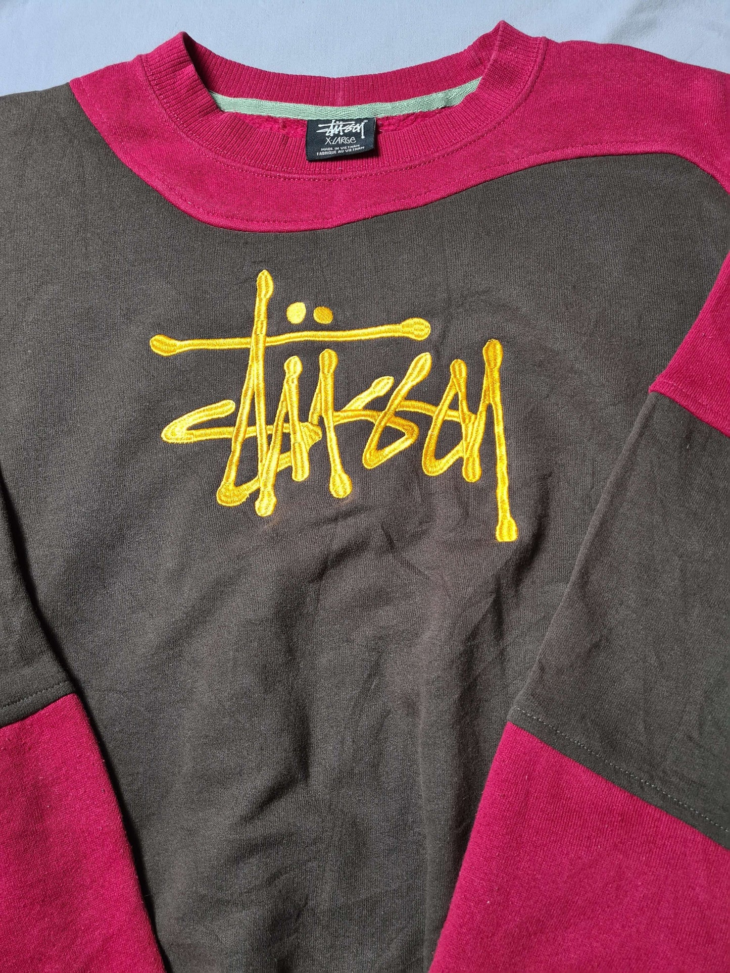 Stüssy inspired Rework Sweatshirt – Zweifarbiges Unikat in Rot & Braun  (XL)