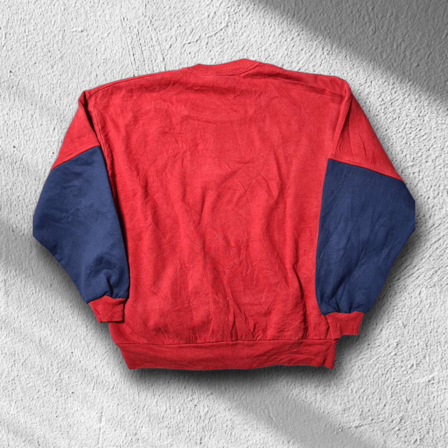 Nike Rework Sweater in Colorblock-Optik – Rückansicht in Rot und Blau