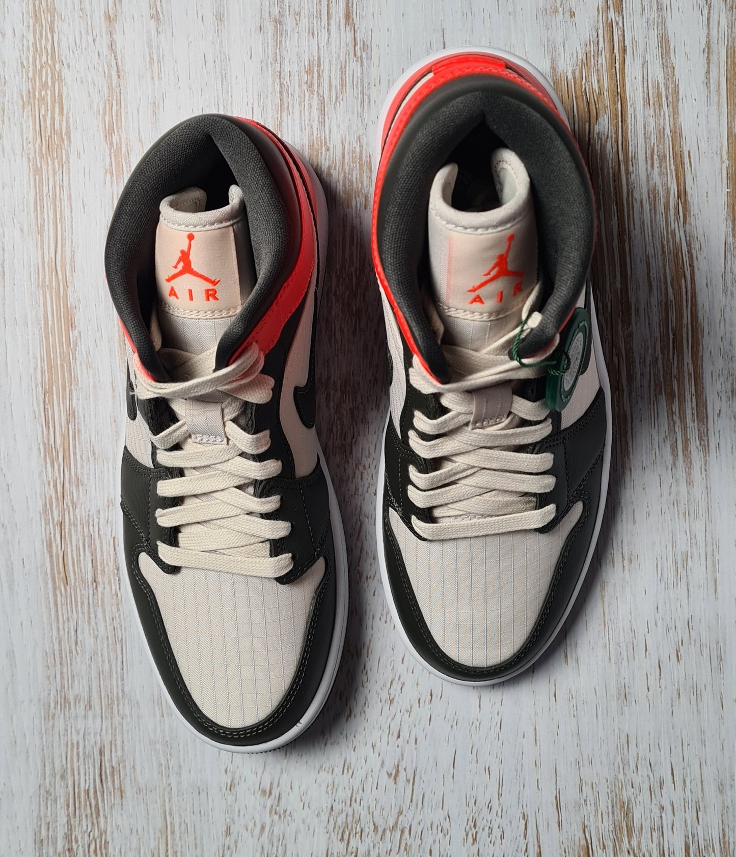 WMNS Air Jordan 1 Mid Newsprint! Sofort lieferbar und garantiert Oiginal!
