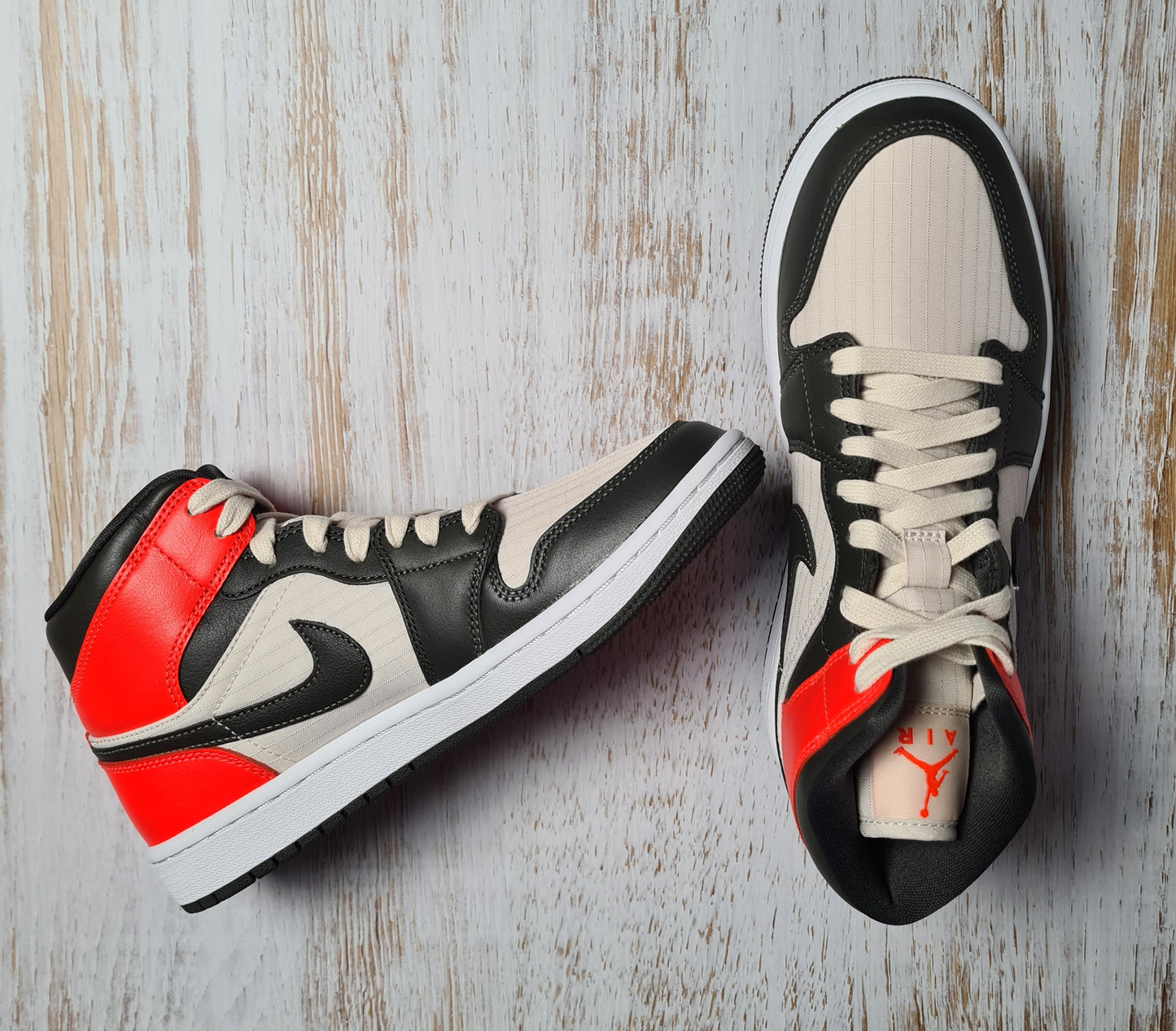 WMNS Air Jordan 1 Mid Newsprint! Sofort lieferbar und garantiert Oiginal!