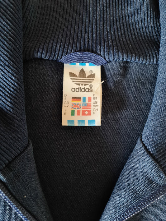 Etikett der Adidas Jacke mit Ländergrößen und Made-in-Hungary-Hinweis