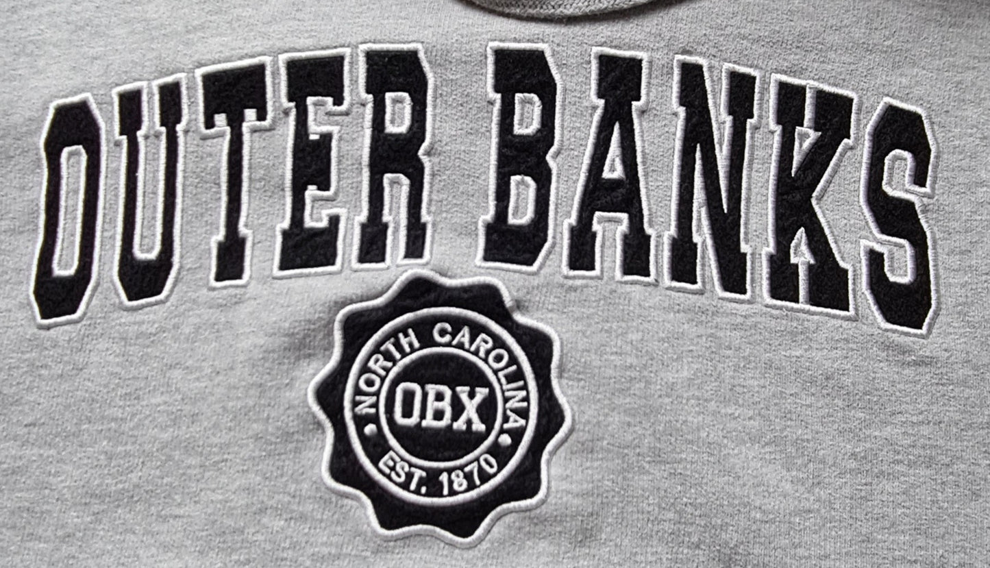 Detailansicht Outer Banks Hoodie Grau XL –  Frontprint mit OBX-Logo