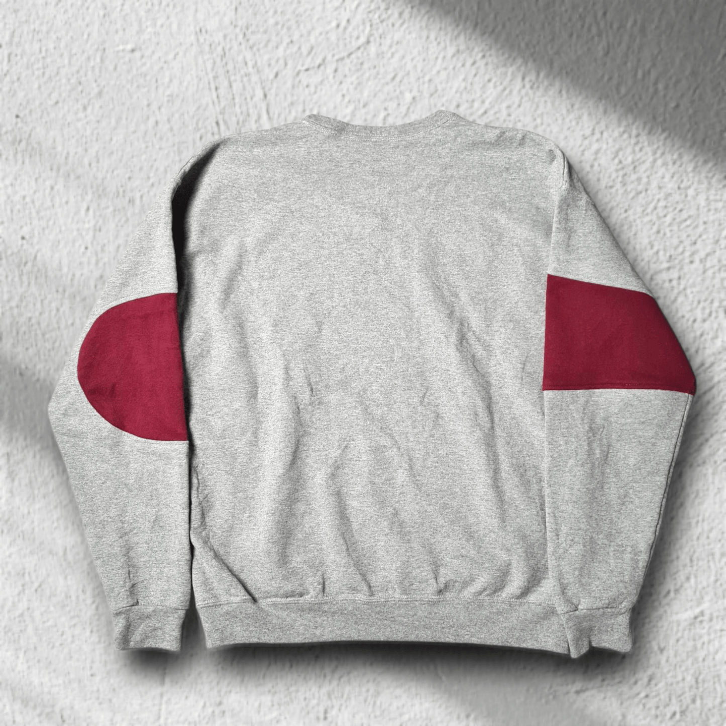 tüssy Rework Sweater in Grau mit bordeauxroten Ellbogenpatches, Rückansicht