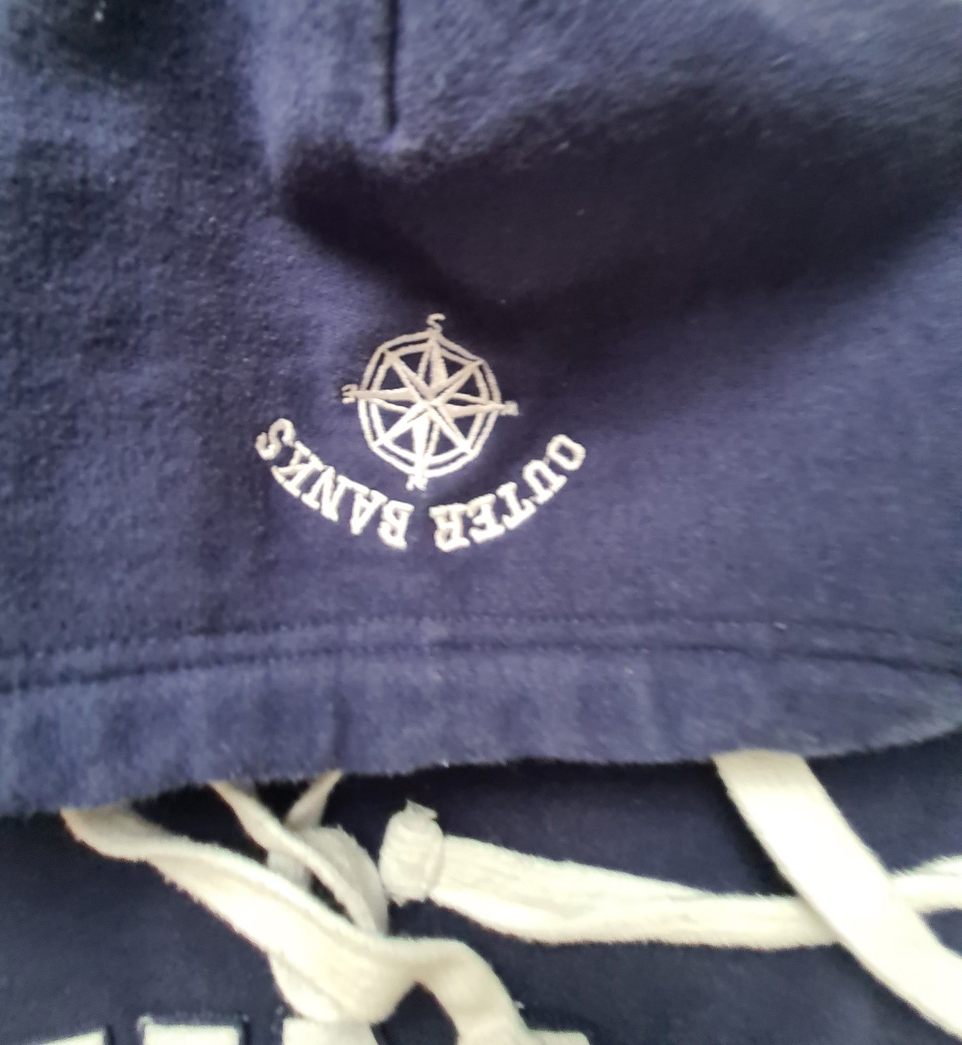 Kapuze mit Outer Banks Schriftzug und weißem Kordelzug