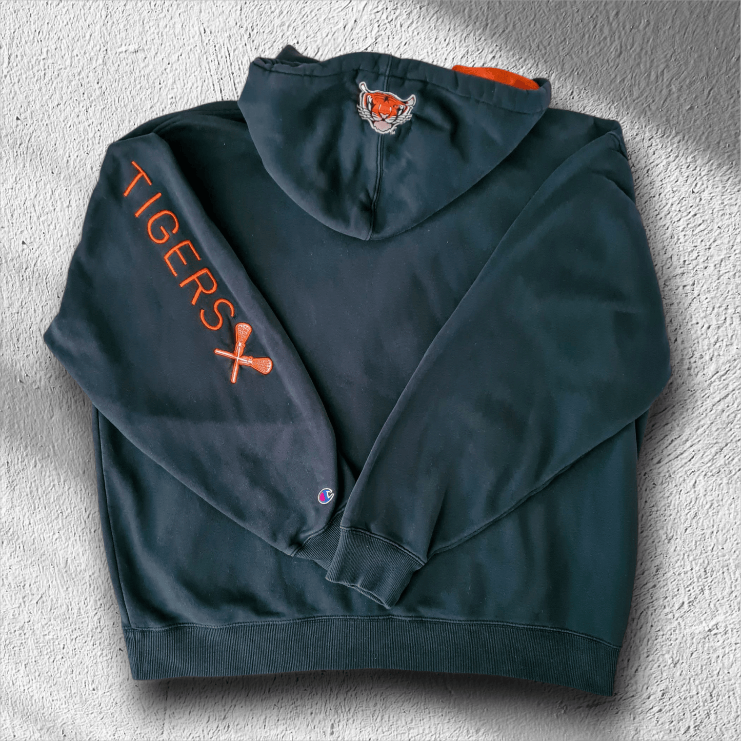 Rückseite des Hoodies mit TIGERS Stickerei und Lacrosse-Sticks