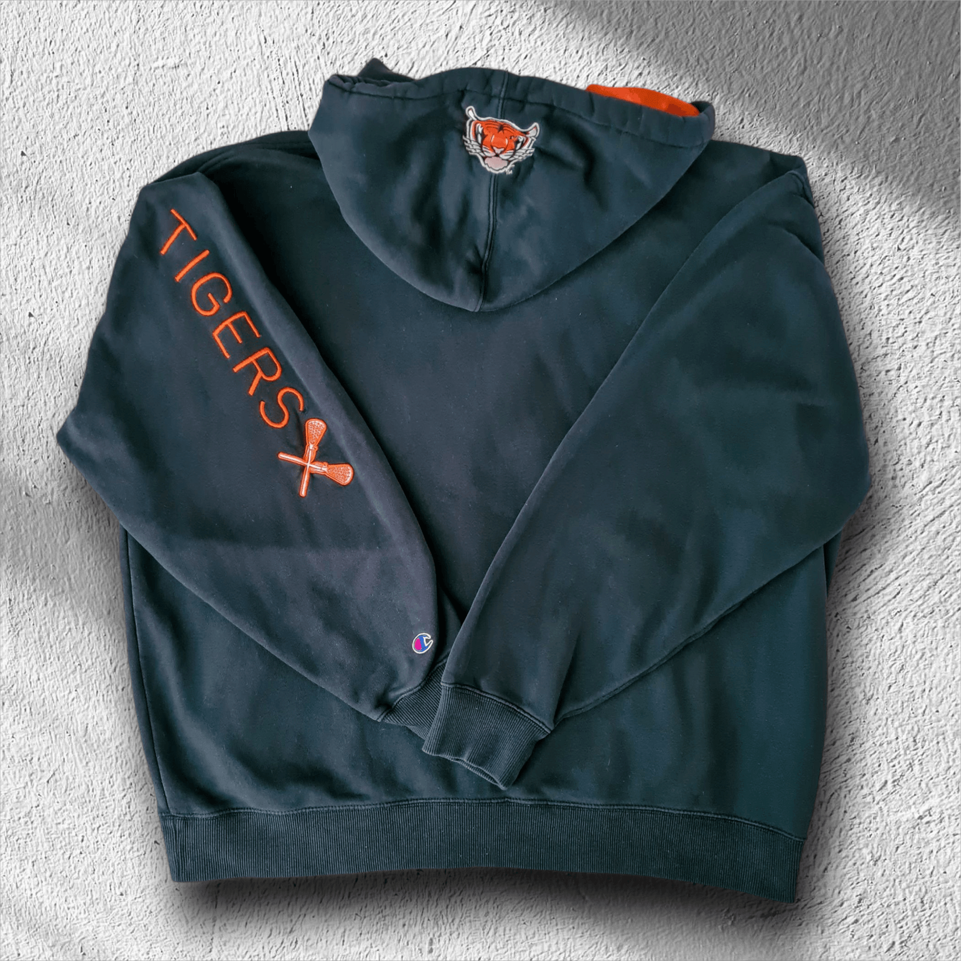 Rückseite des Hoodies mit TIGERS Stickerei und Lacrosse-Sticks