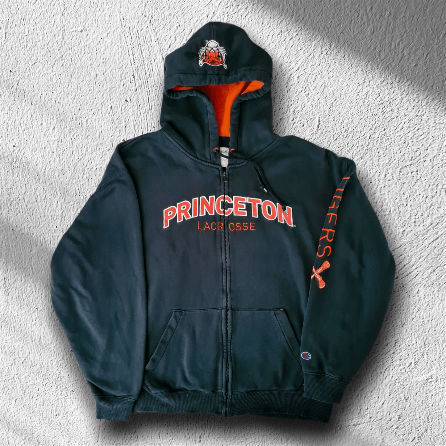 Vorderseite des schwarzen Vintage Champion Zipper Hoodies mit Princeton Lacrosse Print
