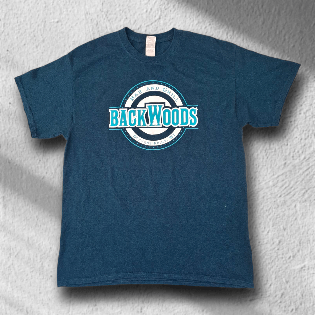 Vorderansicht des Gildan Heavy Cotton T-Shirts mit auffälligem BackWoods Bar and Grill Print