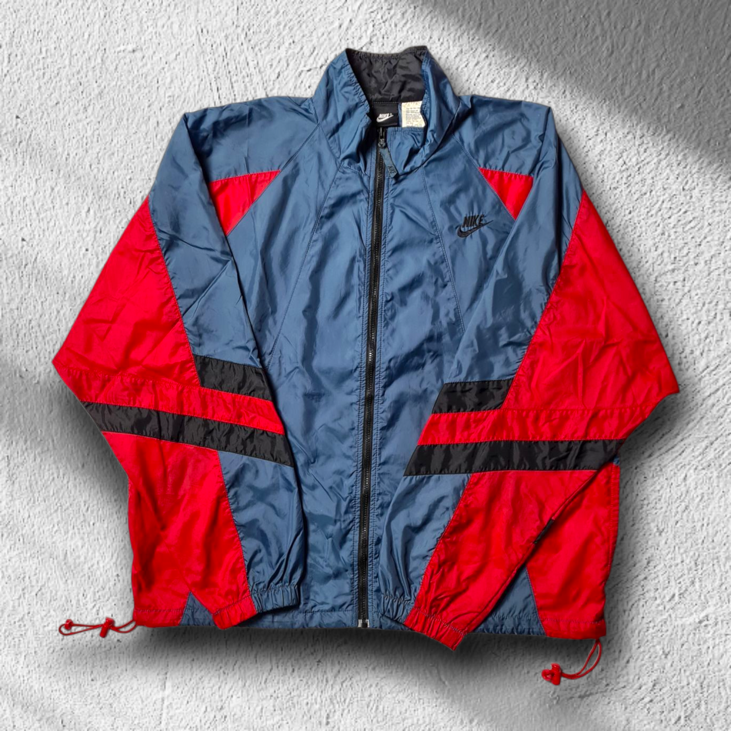 Vorderseite des 90s Nike Windbreakers mit Logo auf der Brust und Zipper.