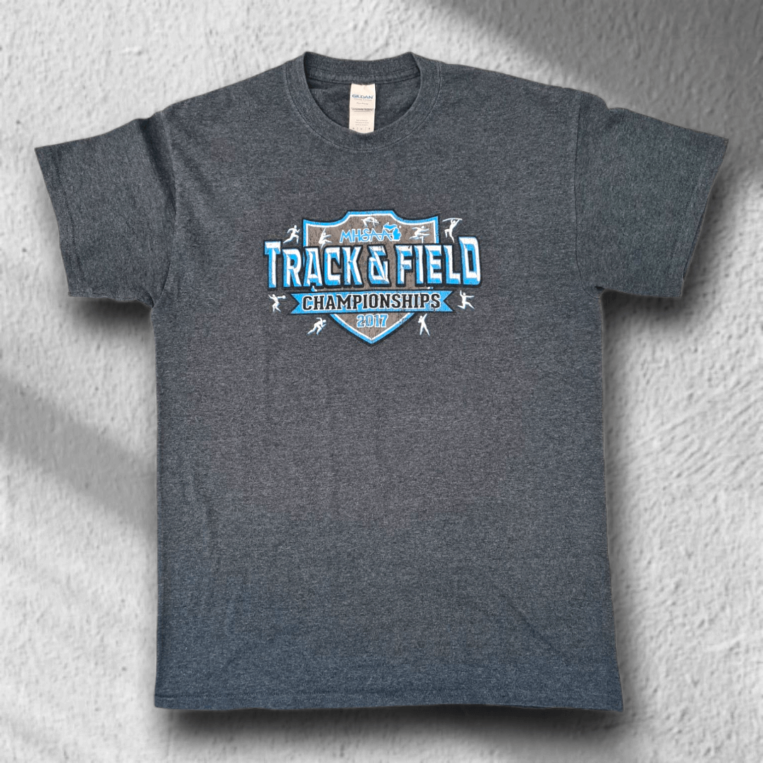 Vorderseite des Gildan Track & Field Retro T-Shirts mit 2017 Print in Hellblau auf Dunkelgrau