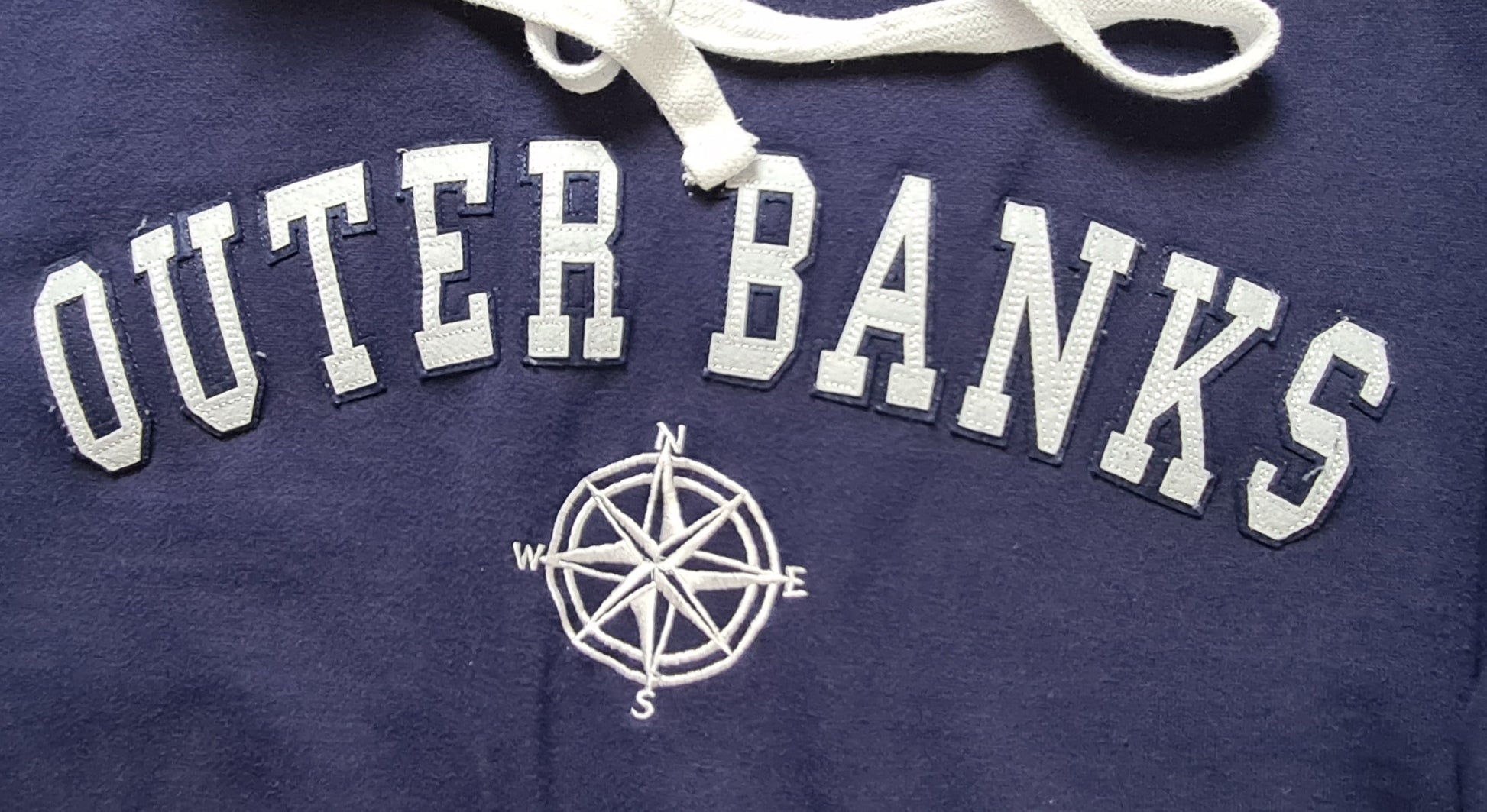 Outer Banks Hoodie Navyblau mit Kompass-Stickerei