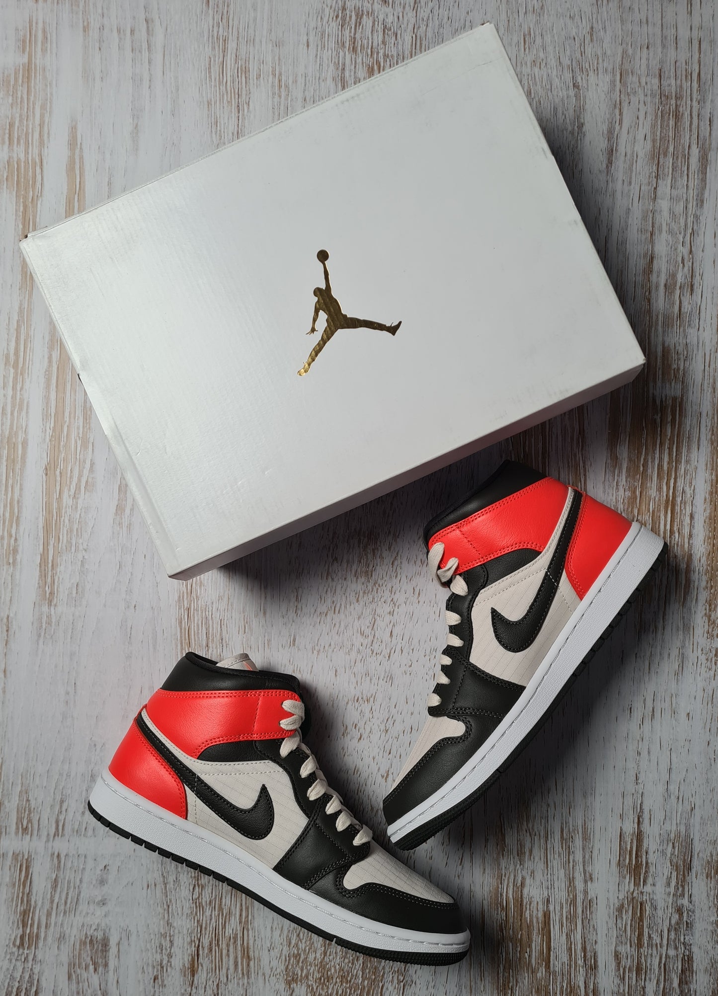 WMNS Air Jordan 1 Mid Newsprint! Sofort lieferbar und garantiert Oiginal!