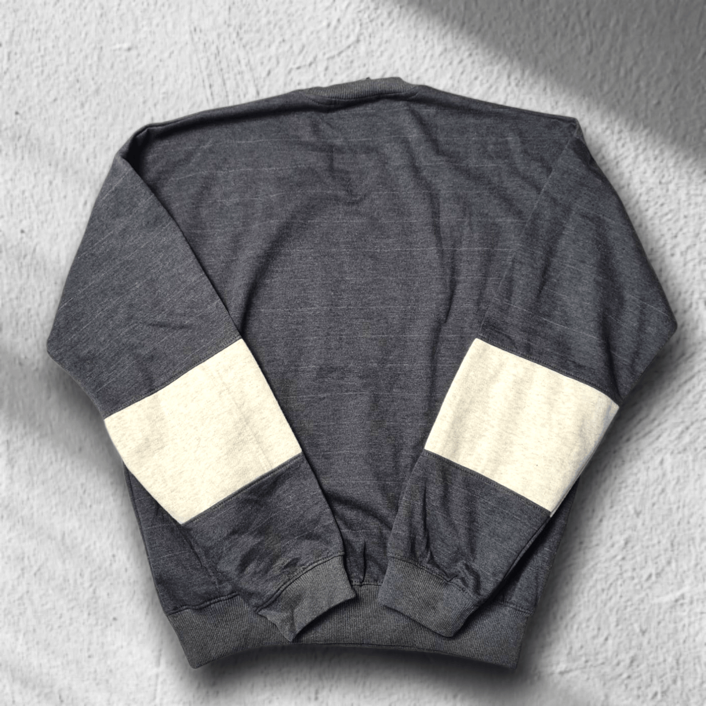 Stüssy inspired Rework Sweater – zweifarbig, gesticktes Tag-Logo (XL)