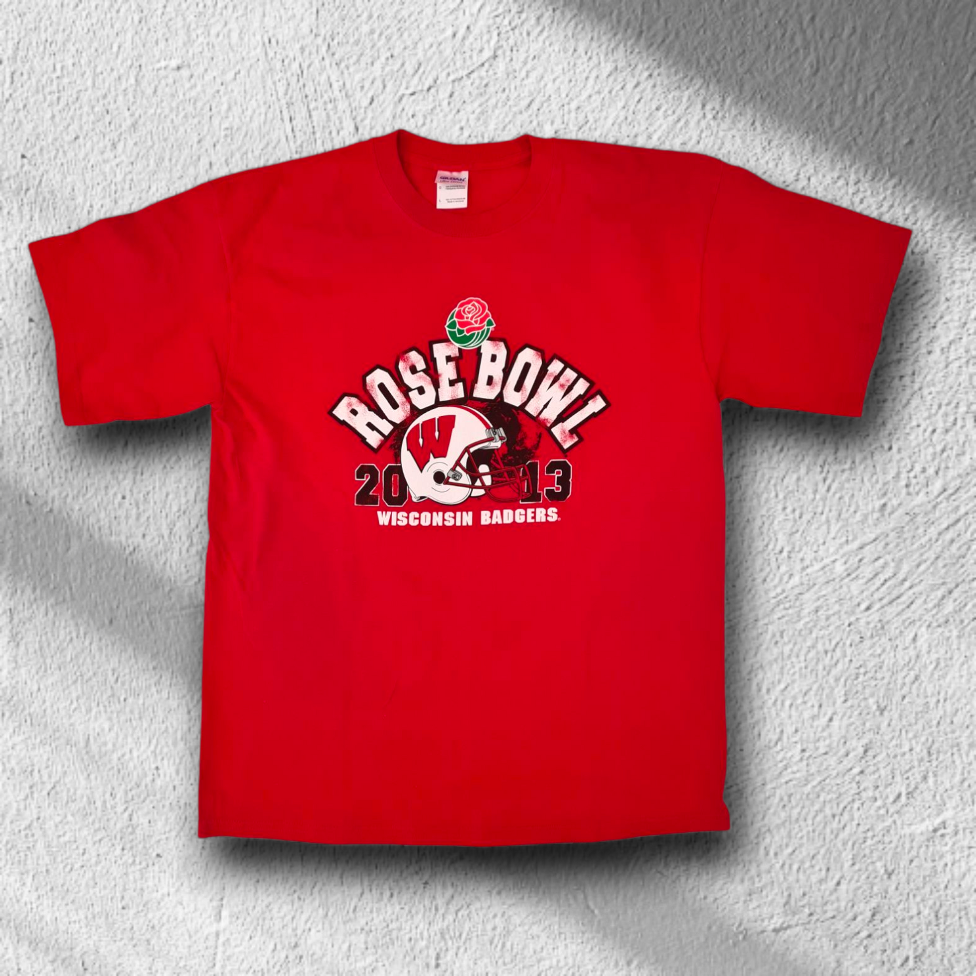 Rotes Gildan Ultra Cotton T-Shirt mit Rose Bowl 2013 Print und Wisconsin Badgers Logo – Vorderansicht