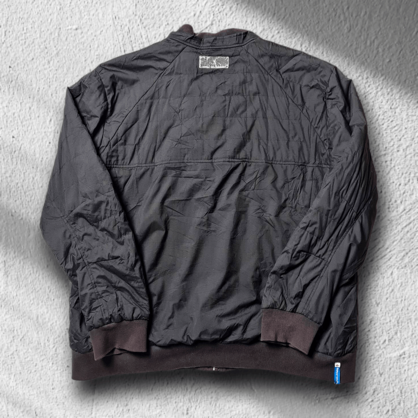 Rückansicht der Adidas Jacke mit abgenutztem Rückenlabel