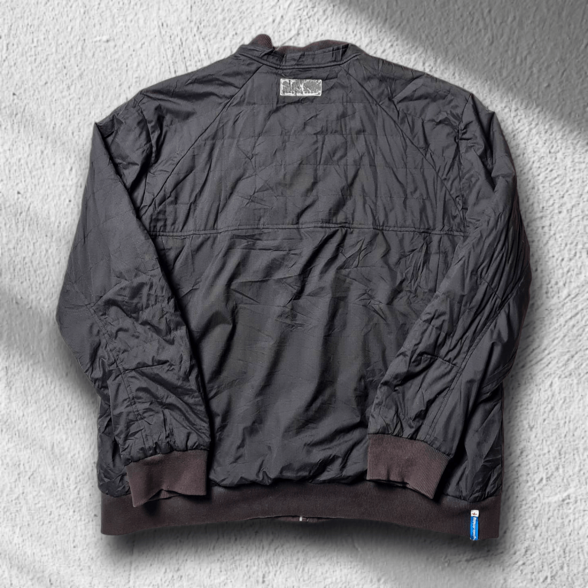 Rückansicht der Adidas Jacke mit abgenutztem Rückenlabel