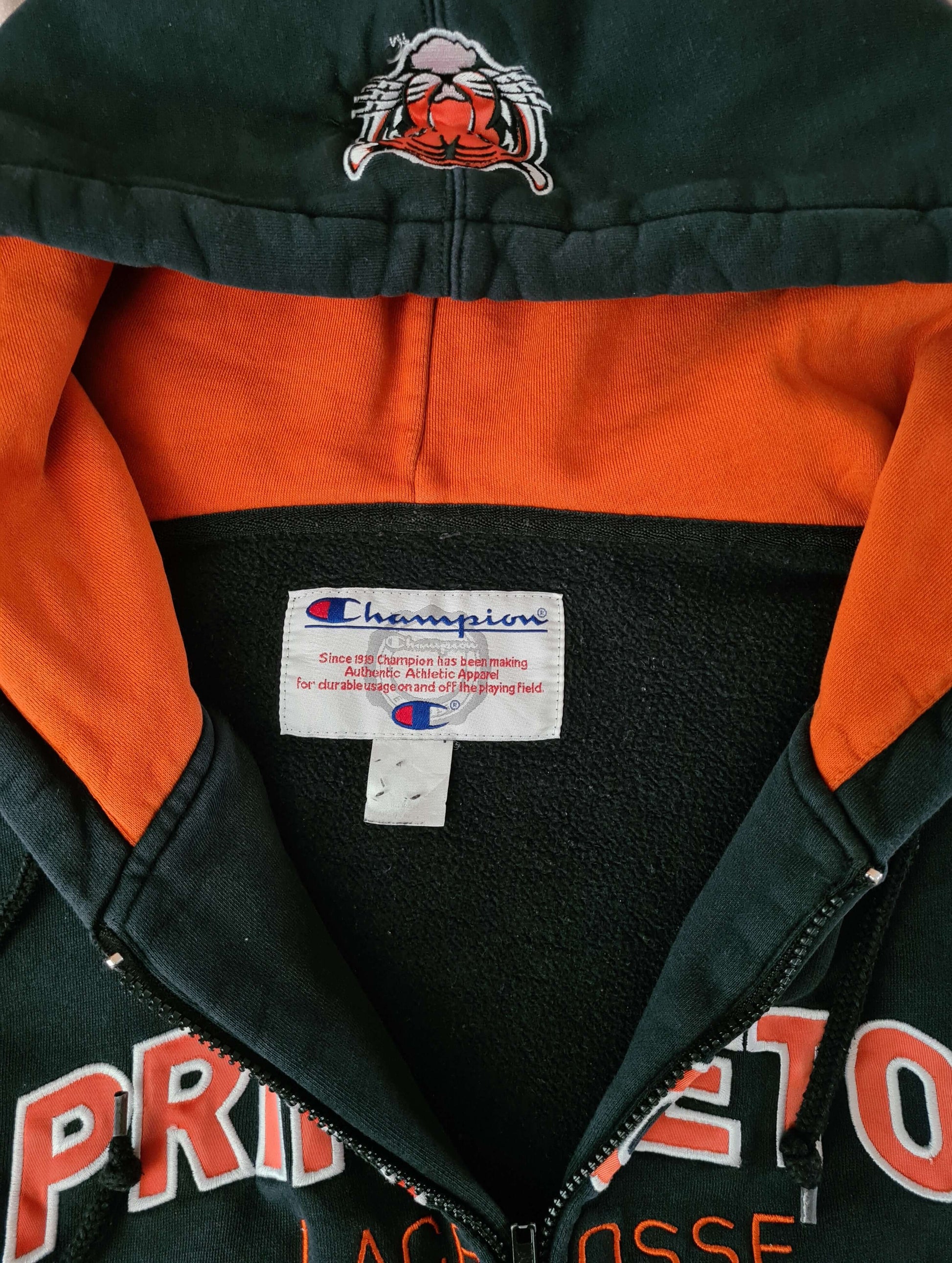 Nahaufnahme Champion Label innen und Tiger-Stickerei auf der Kapuze