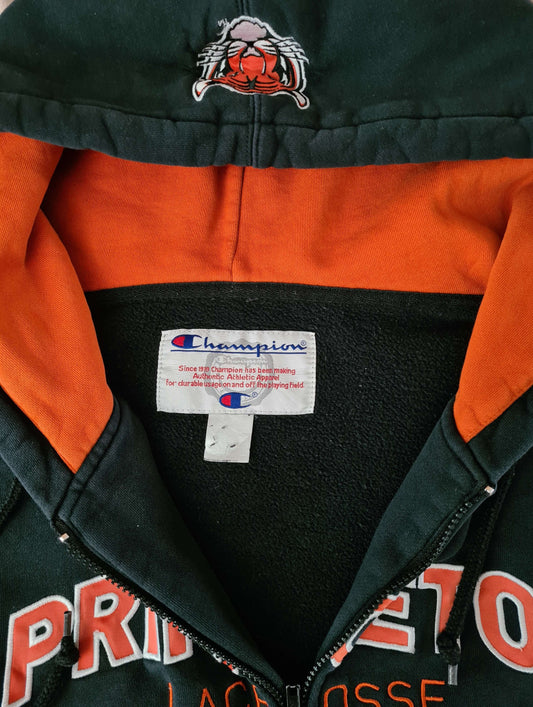 Nahaufnahme Champion Label innen und Tiger-Stickerei auf der Kapuze