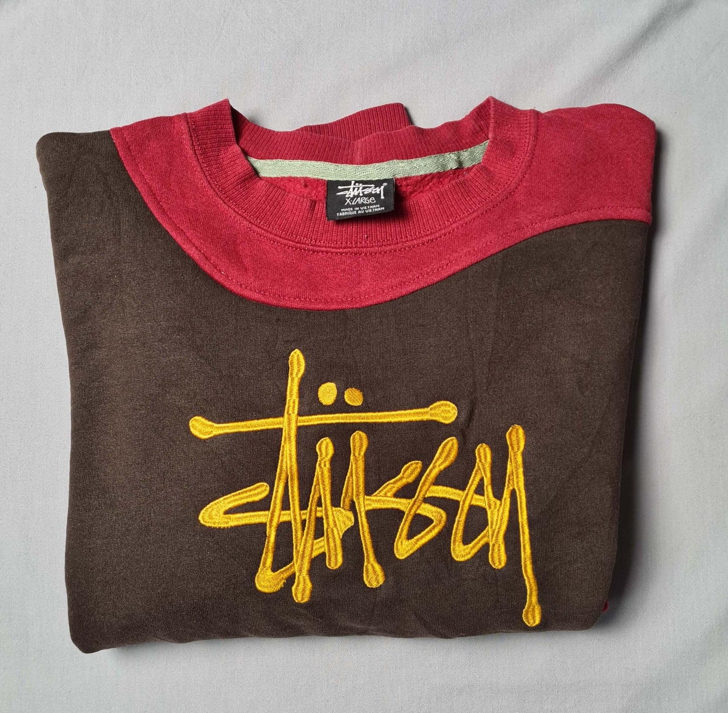 Stüssy inspired Rework Sweatshirt – Zweifarbiges Unikat in Rot & Braun  (XL)