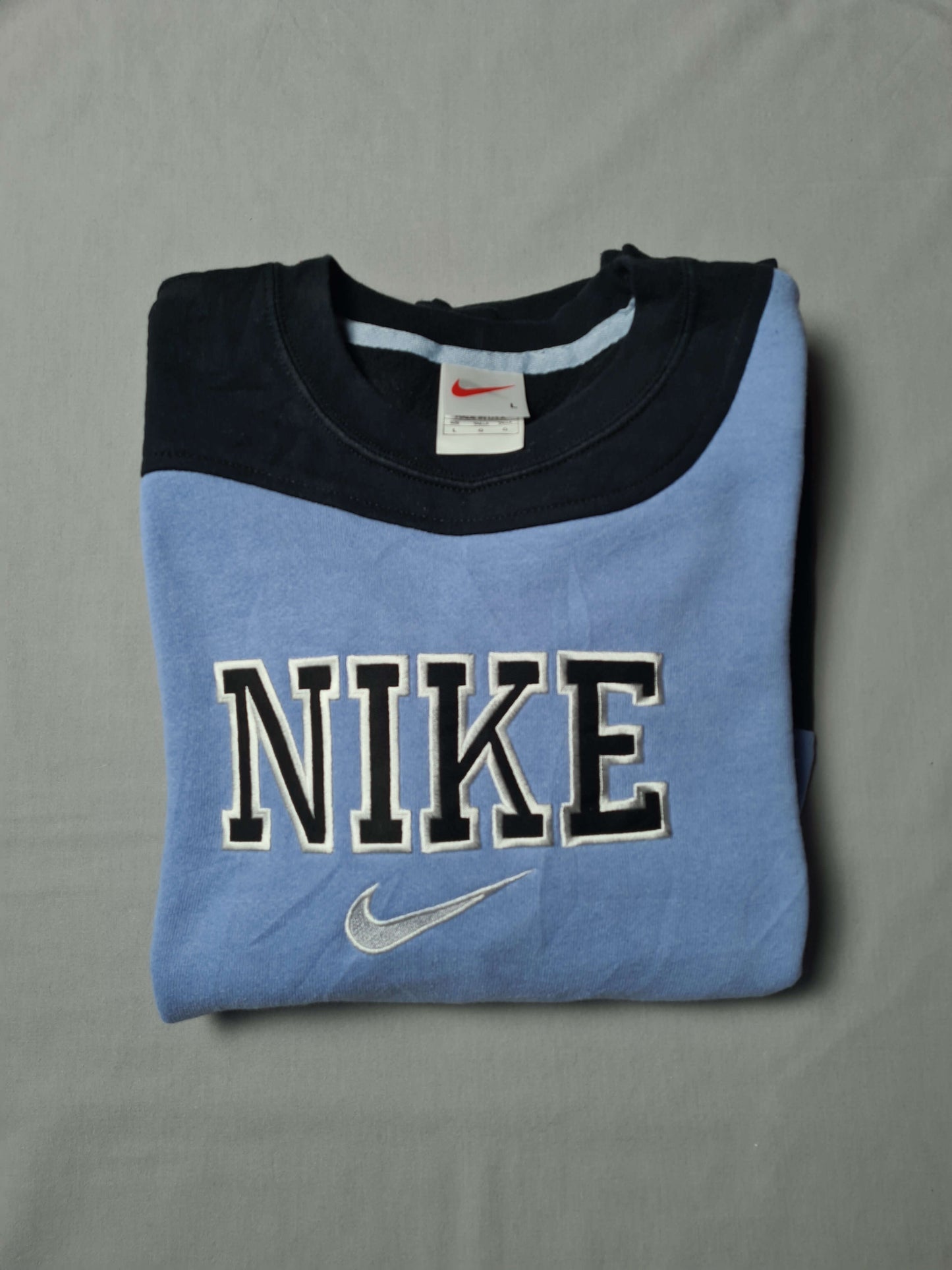 Nike inspired Rework Sweatshirt – Two-Tone Schwarz/Blau (L)