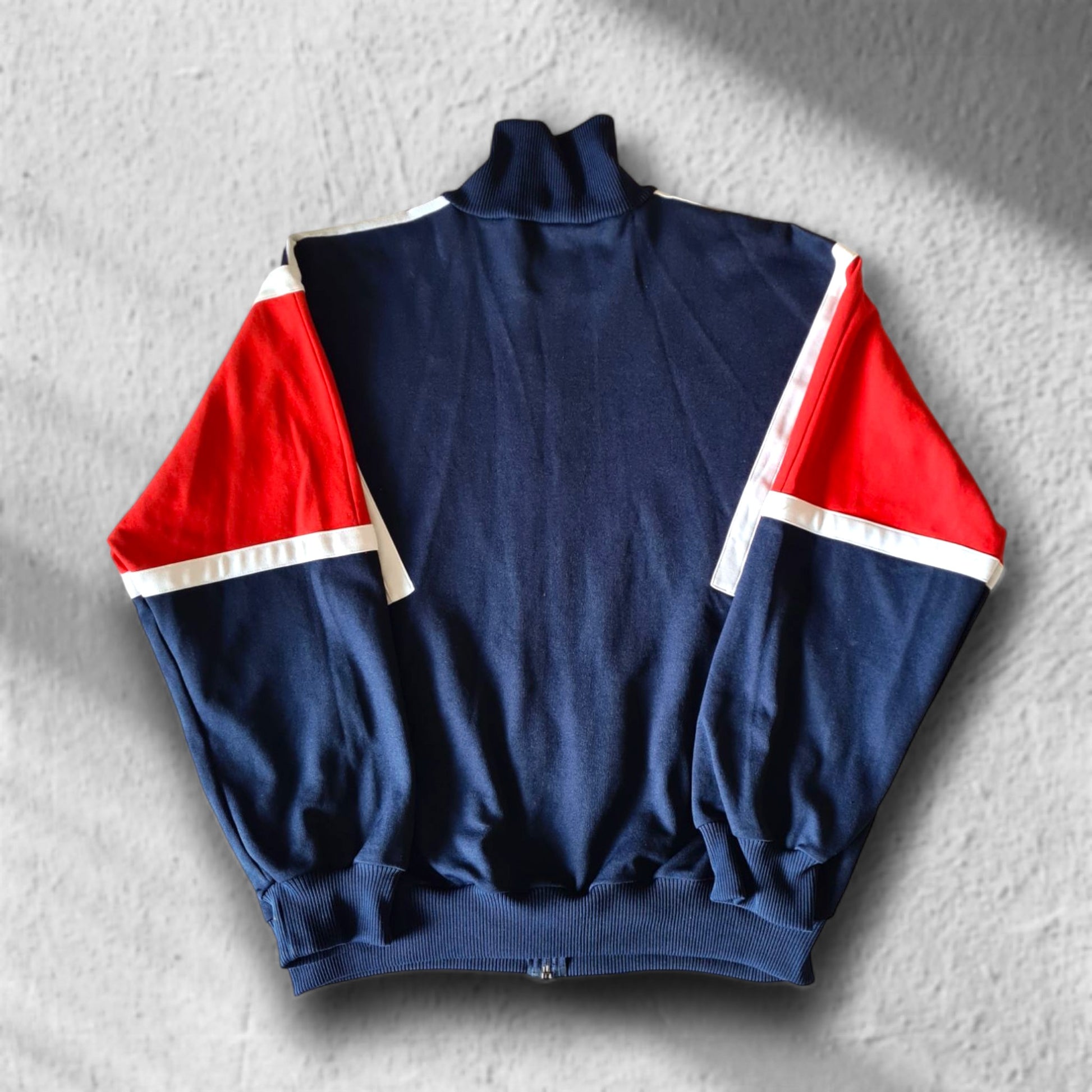 Rückseite Adidas Vintage Trainingsjacke aus den 80ern in Navy/Rot/Weiß 