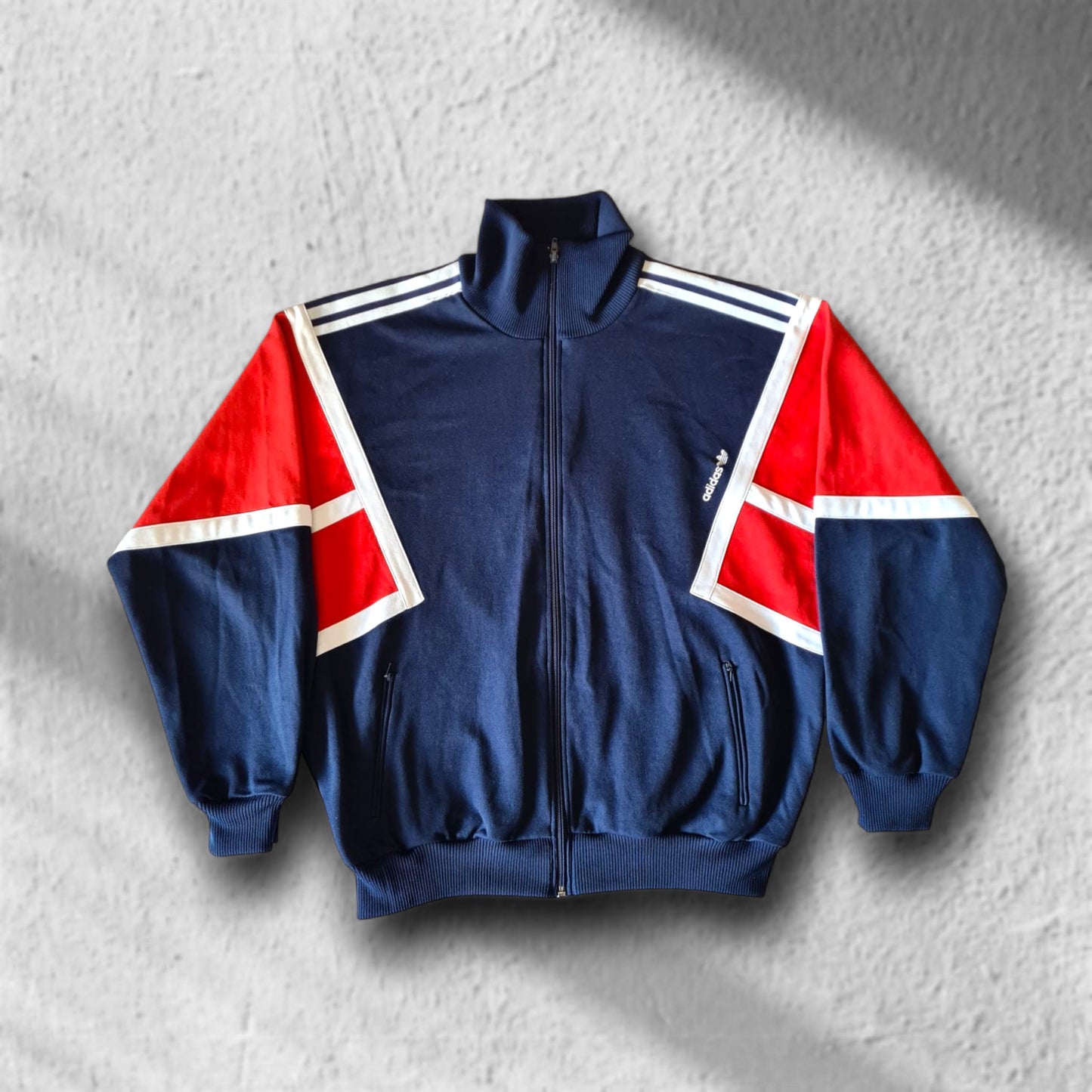 Gesamtansicht Adidas Vintage Trainingsjacke aus den 80ern in Navy/Rot/Weiß mit Trefoil-Logo