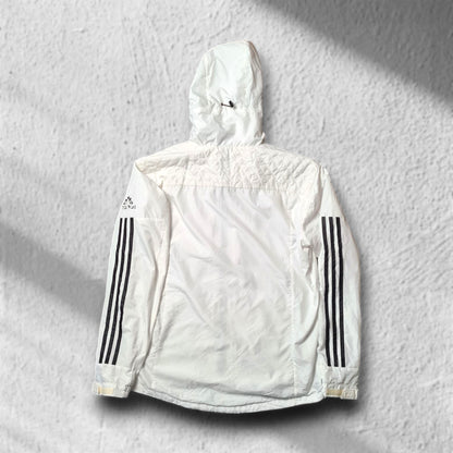 Schlichter Rückenansicht des weißen adidas Windbreakers mit Kapuze und leichtem Oversized-Schnitt