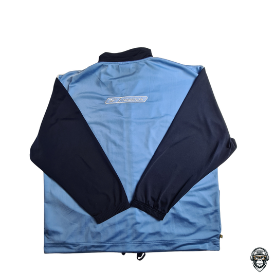 rückseite Reebok Track Jacket in Hellblau, Weiß und Navy, Größe XL, gestickte Logos vorn und hinten, Vintage 2000s Style, sehr guter Zustand.