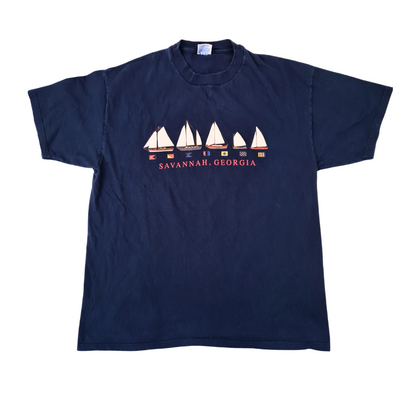 Hanes Beefy-T Vintage T-Shirt "Savannah Georgia" – Segelboot Print – Größe XL