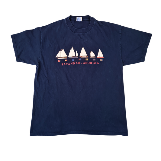 Hanes Beefy-T Vintage T-Shirt "Savannah Georgia" – Segelboot Print – Größe XL