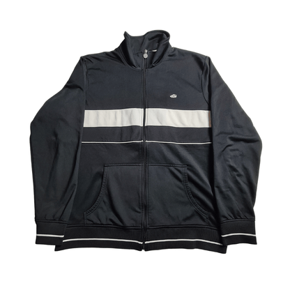 schwarze Trainingskjacke von Nike mit einem Sneaker Logo - mit weißem Streifen auf der Brust 
