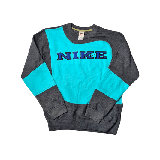 Nike inspired Rework Sweater – Zweifarbiges Colorblock-Design (M)