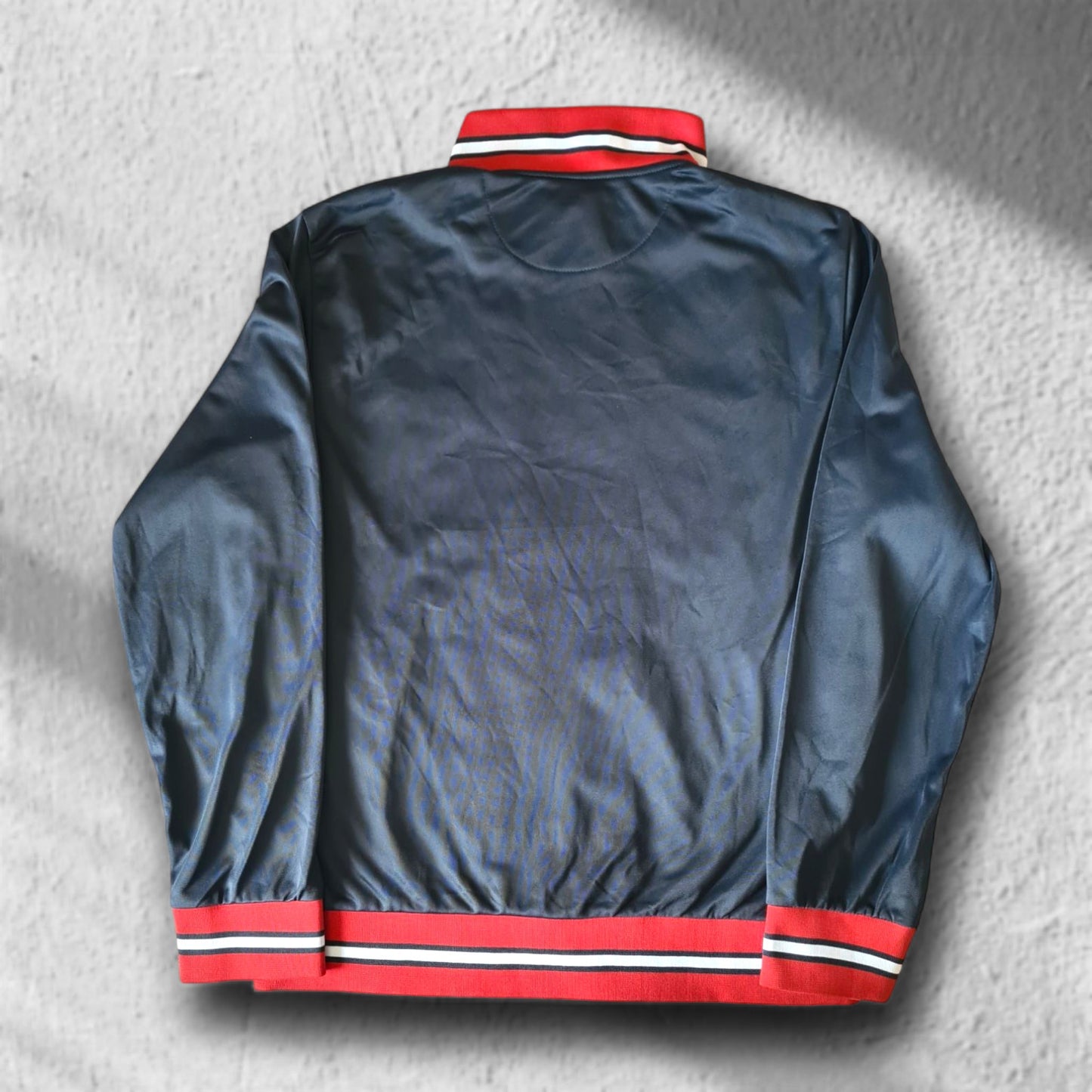 Lotto Trainingsjacke Rückseite – schlichtes Retro-Design in Navyblau