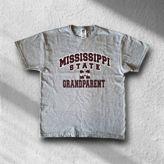 Frontansicht des grauen Russell T-Shirts mit Mississippi State Grandparent Print in Größe M – Vintage College Style