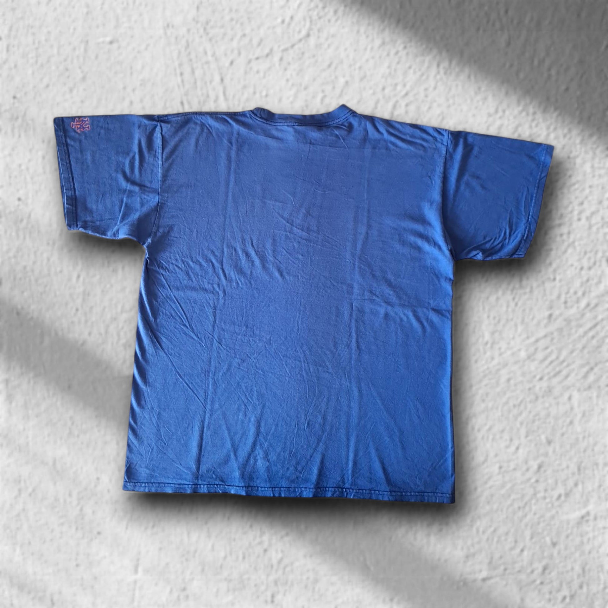 Rückansicht des blauen Nike Vintage T-Shirts, Größe XL, mit kleinem Mets-Logo auf dem Ärmel