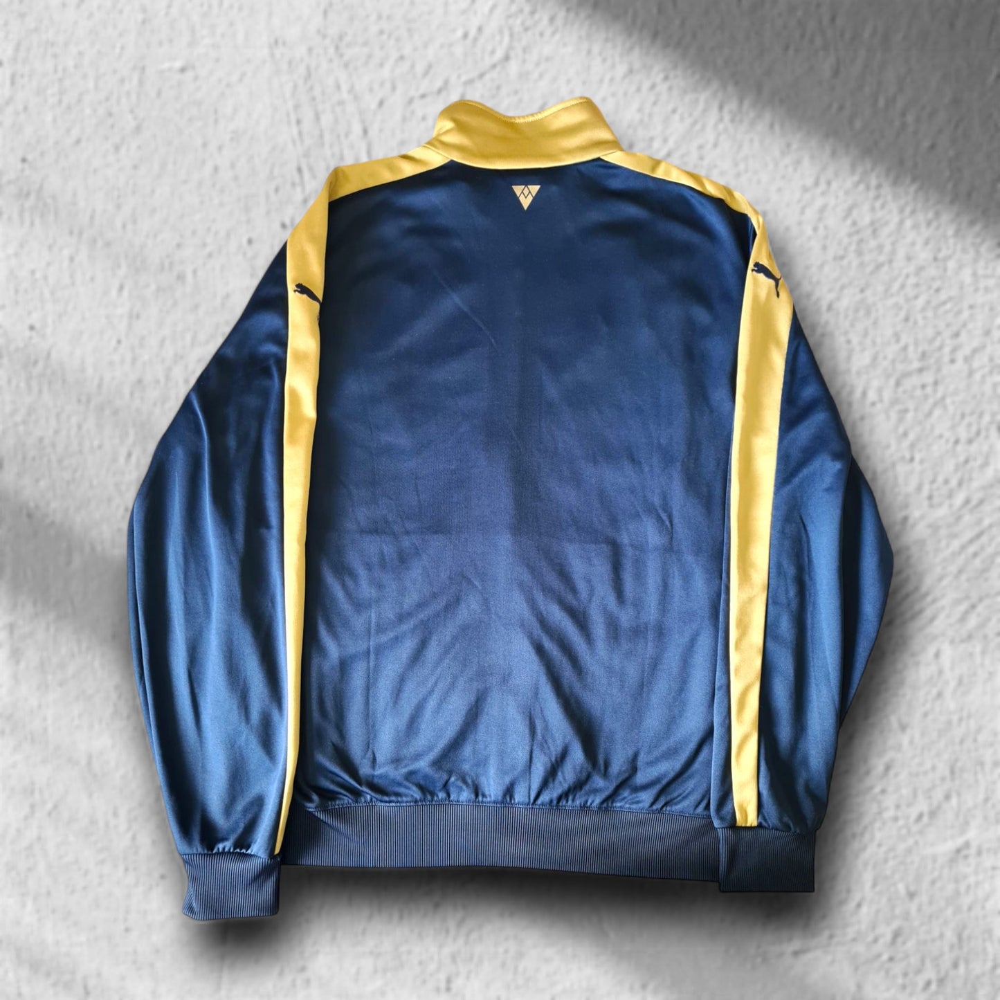 Bild 2 (Rückseite): Rückansicht der Puma Arsenal Retro-Trainingsjacke in Navyblau mit goldenen Akzenten