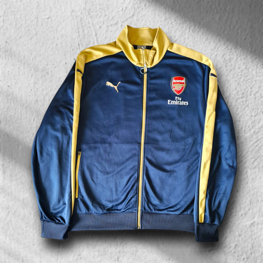 Bild 1 (Vorderseite): Puma Arsenal Trainingsjacke Vorderseite mit Vereinswappen, Puma-Logo und goldenen Details