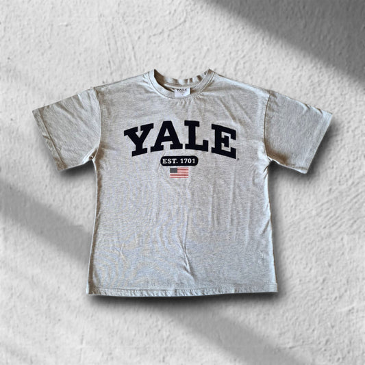 Vorderseite eines grauen YALE T-Shirts mit EST. 1701 Print und US-Flagge, Größe L – Retro College Style